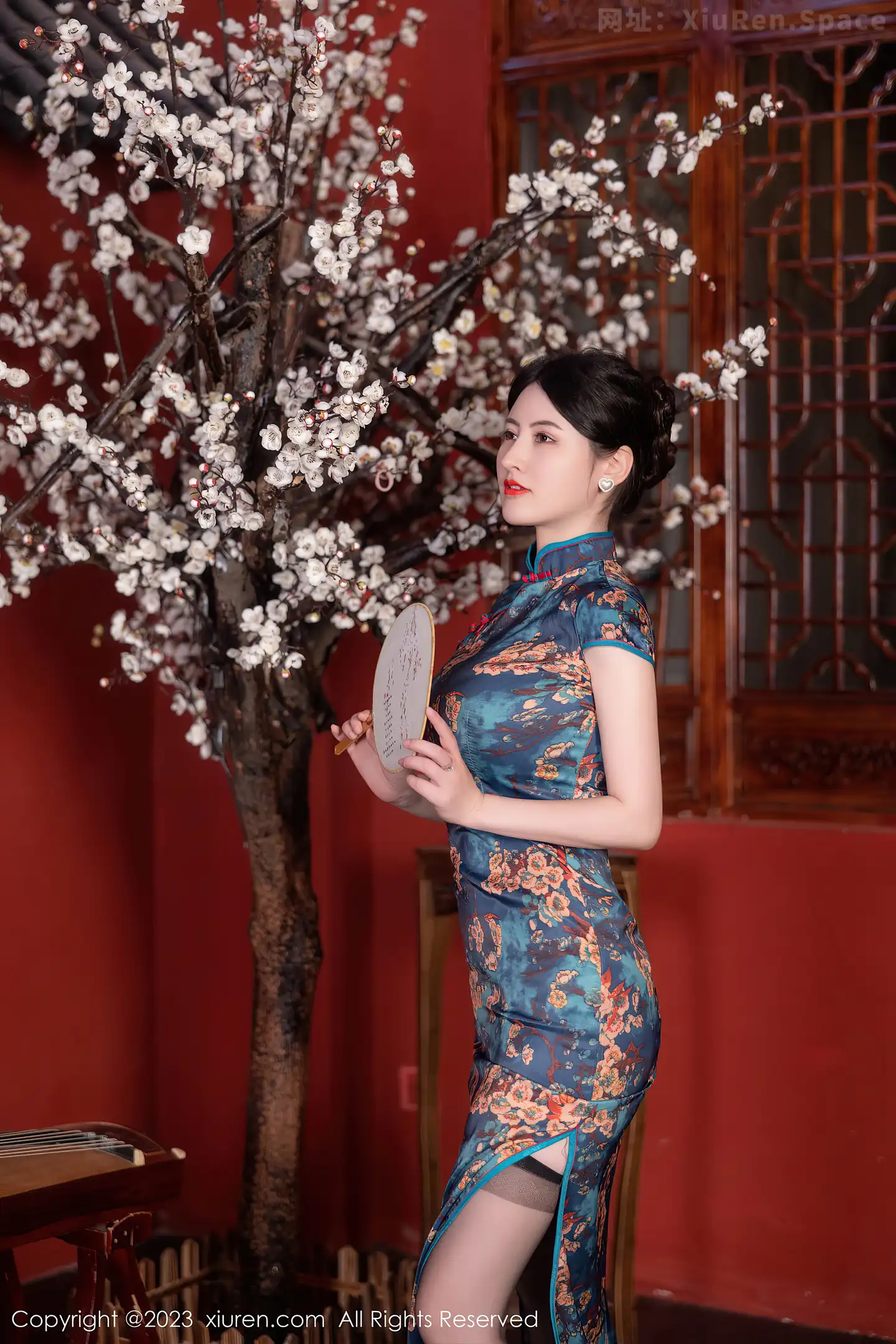 图片[6]-[XiuRen秀人网]VOL.7051 模特诗诗kiki脱蓝色图纹旗袍露黑色蕾丝内衣配黑丝吊袜诱惑写真82P-秀人网官方网站